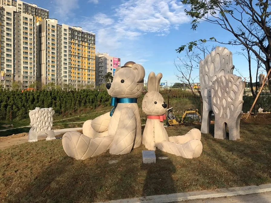 서로 기대어 앉아